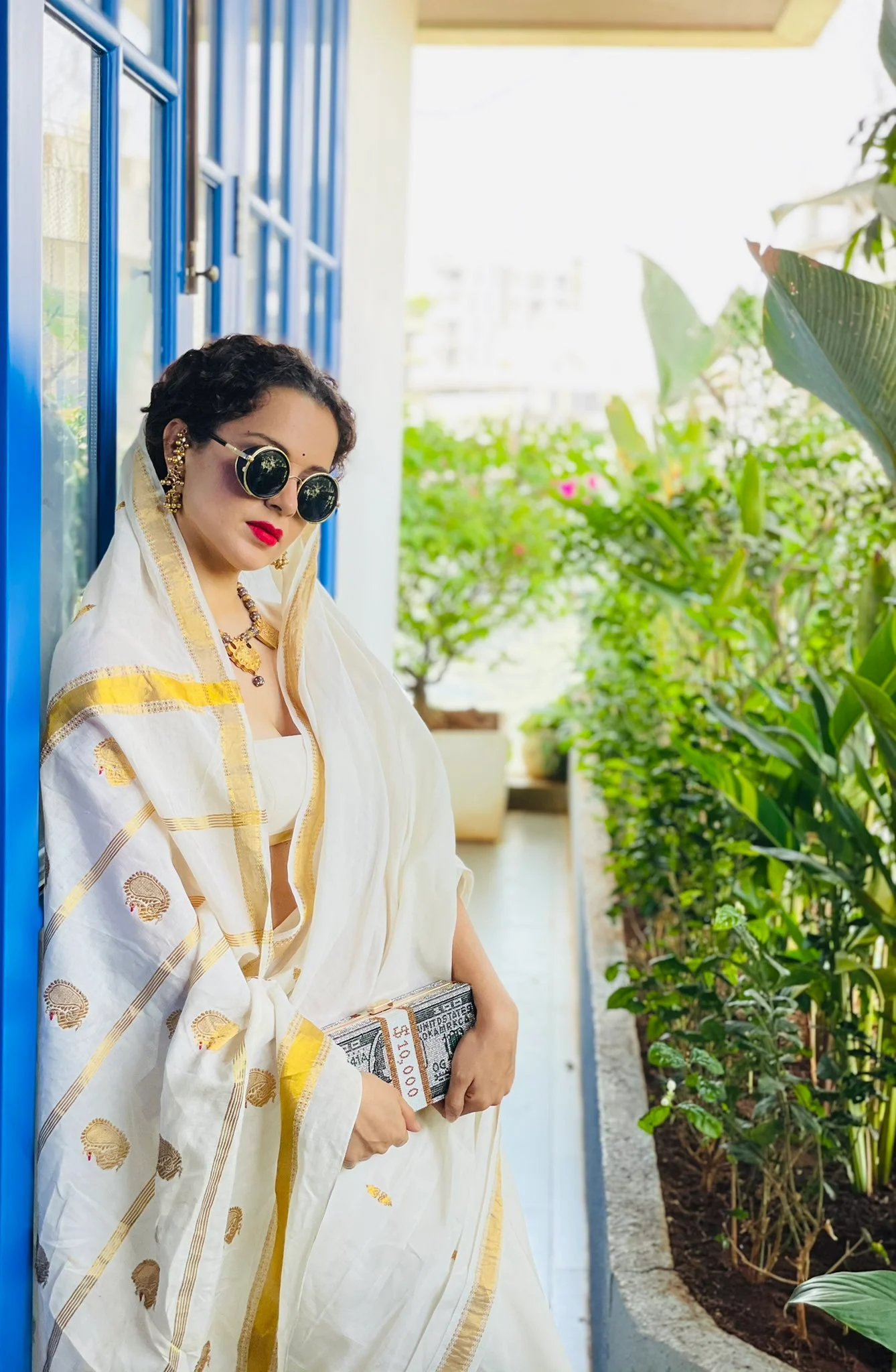 FPJ Fashion Police: Kangana Ranaut pairs white saree with Rs 7, 500 money clutch