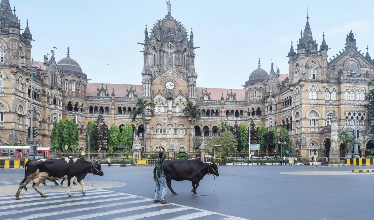 COVID-19: Mumbai wears a deserted look as weekend lockdown begins