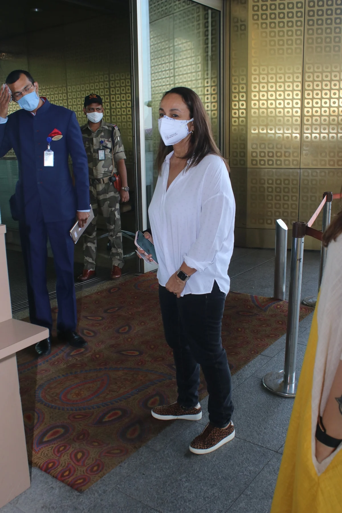 From Janhvi Kapoor to Riteish-Genelia Deshmukh, B-town celebs leave Mumbai amid lockdown