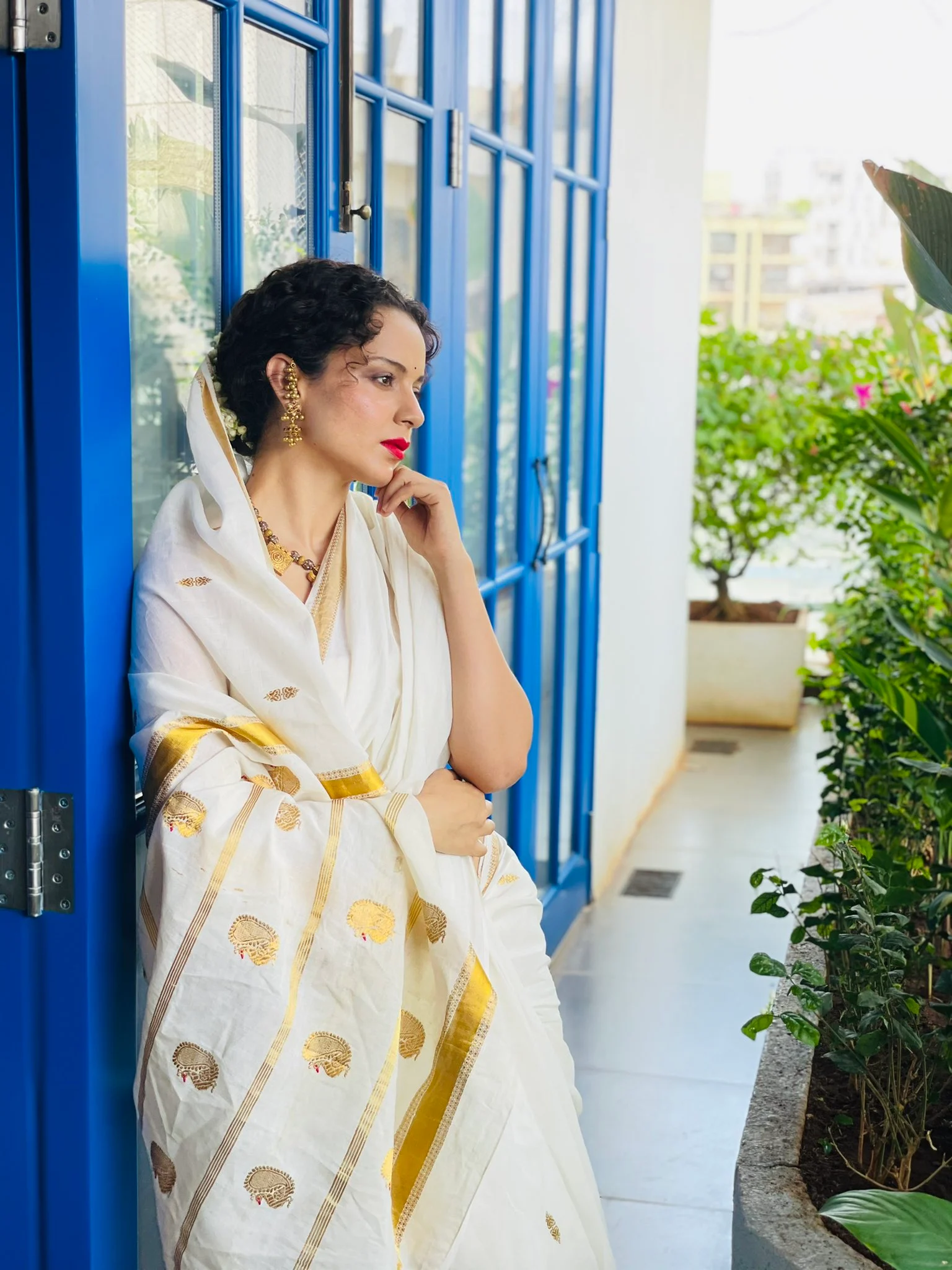FPJ Fashion Police: Kangana Ranaut pairs white saree with Rs 7, 500 money clutch
