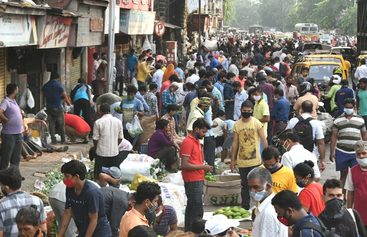 No social distancing observed at Dadar market amidst the ongoing lockdown in Mumbai on 23 April 2021.