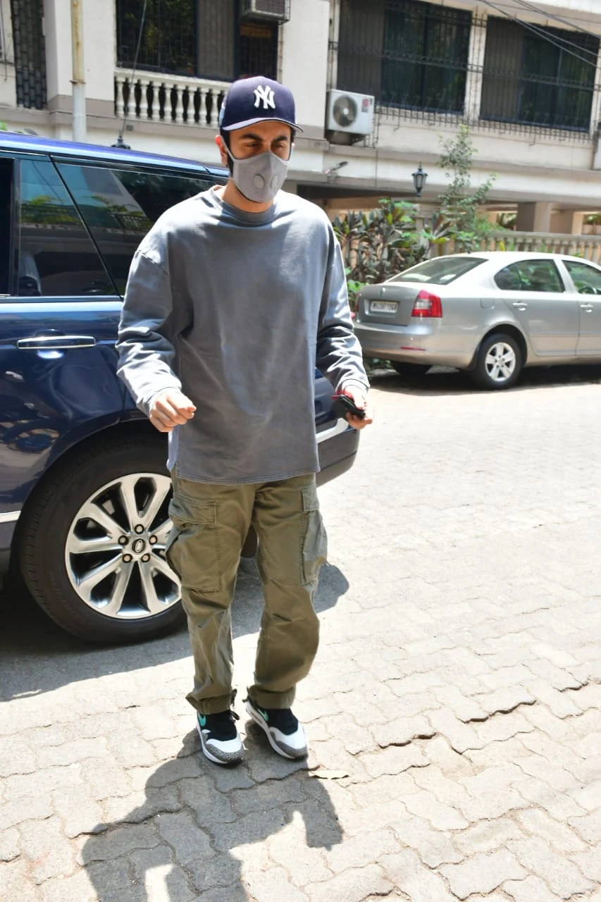 Watch: A concerned Ranbir Kapoor asks paparazzi 'Aap log ka lockdown nahi hai?'
