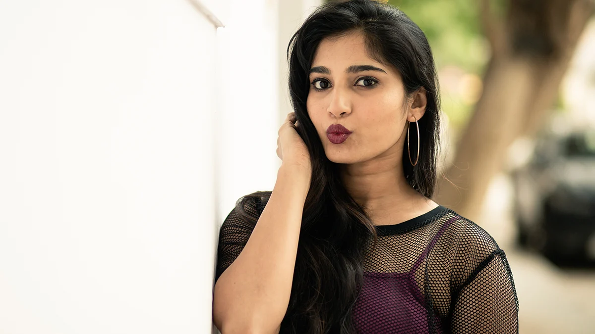 Pallavi Raju creates sensation with her de-glam act in latest bhavageethe