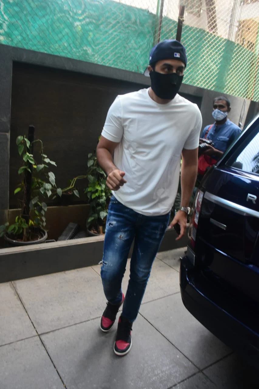 'Galat kar rahe ho': Ranbir schools paps outside Neetu's home as he arrives for Rishi Kapoor's death anniversary puja