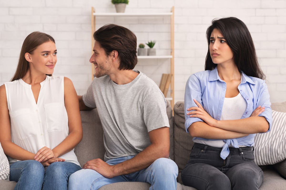 Have a flirty boyfriend? Here's how you should deal with him - Vimarsana News