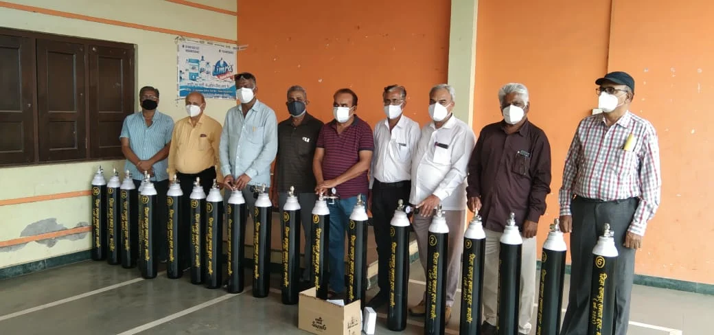 Mandsaur: Staff of District Coop Bank donates Rs 20L for kin of corona patients