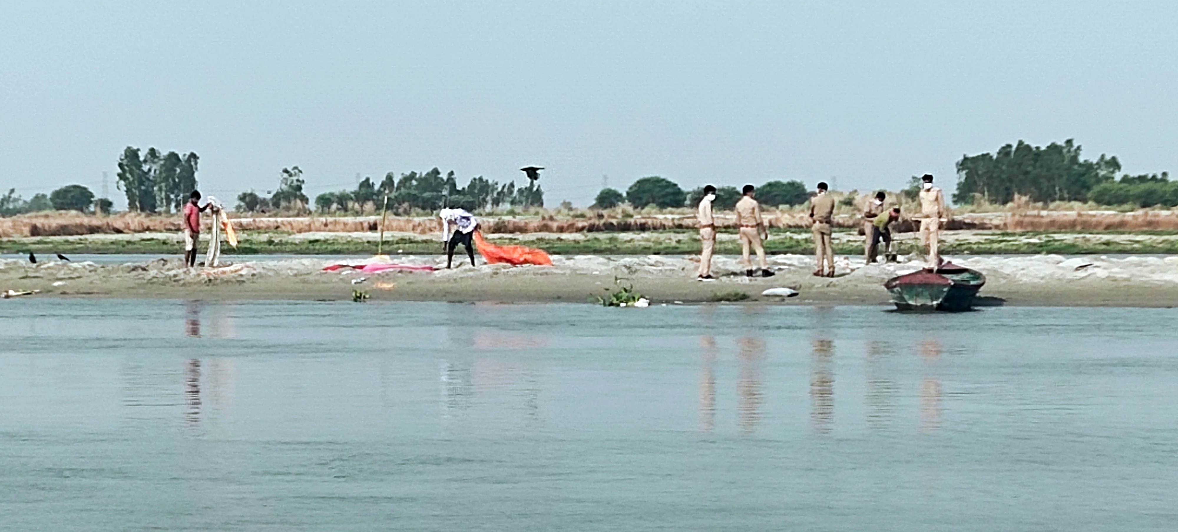 Bodies of suspected Covid patients found in Ganga cremated by the administration, in Unnao