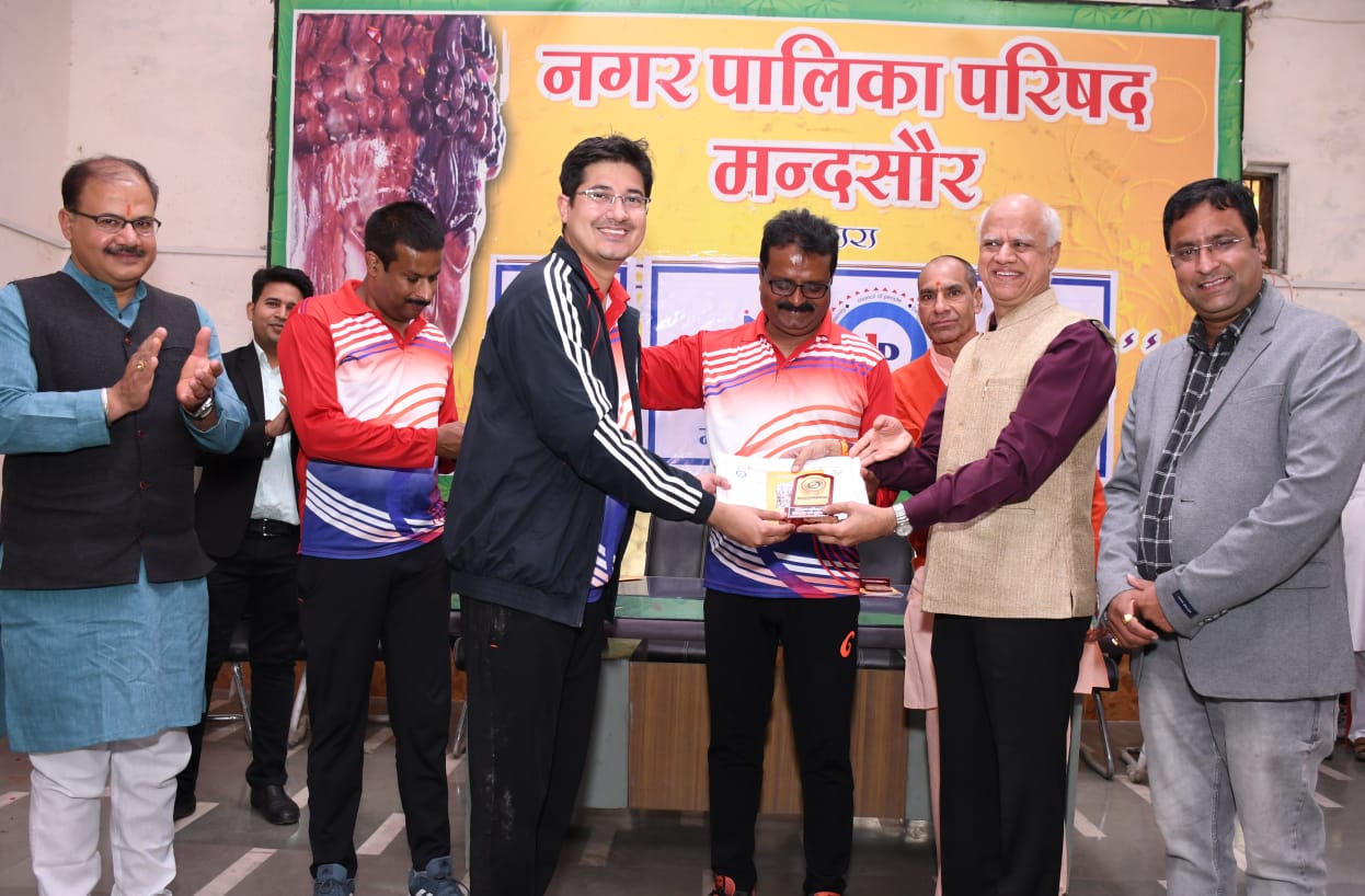 Mandsaur: IAS officer raises Rs 47.88 lakh in 3 days with help of US friends 
to buy 52 oxygen concentrators 