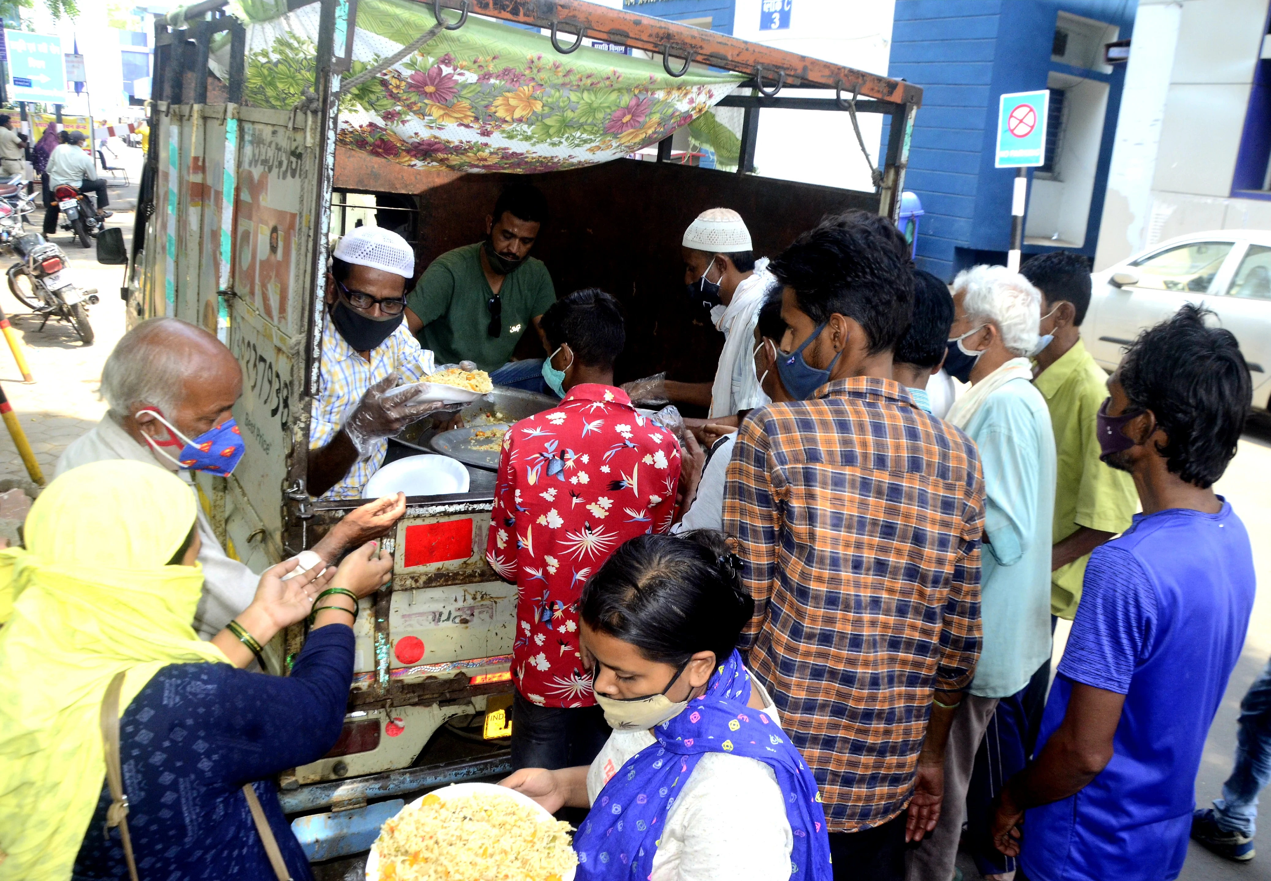 Madhya Pradesh: Old Bhopal markets overcrowded with shopkeepers, vendors roaming about colonies pose a real threat to the residents