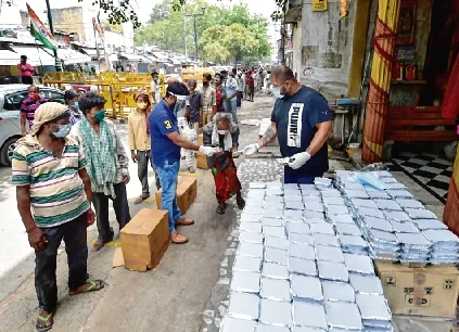 Former international powerlifting champion and national-level shooter Gaurav
Sharma distributes food among the homeless in New Delhi on Sunday.
