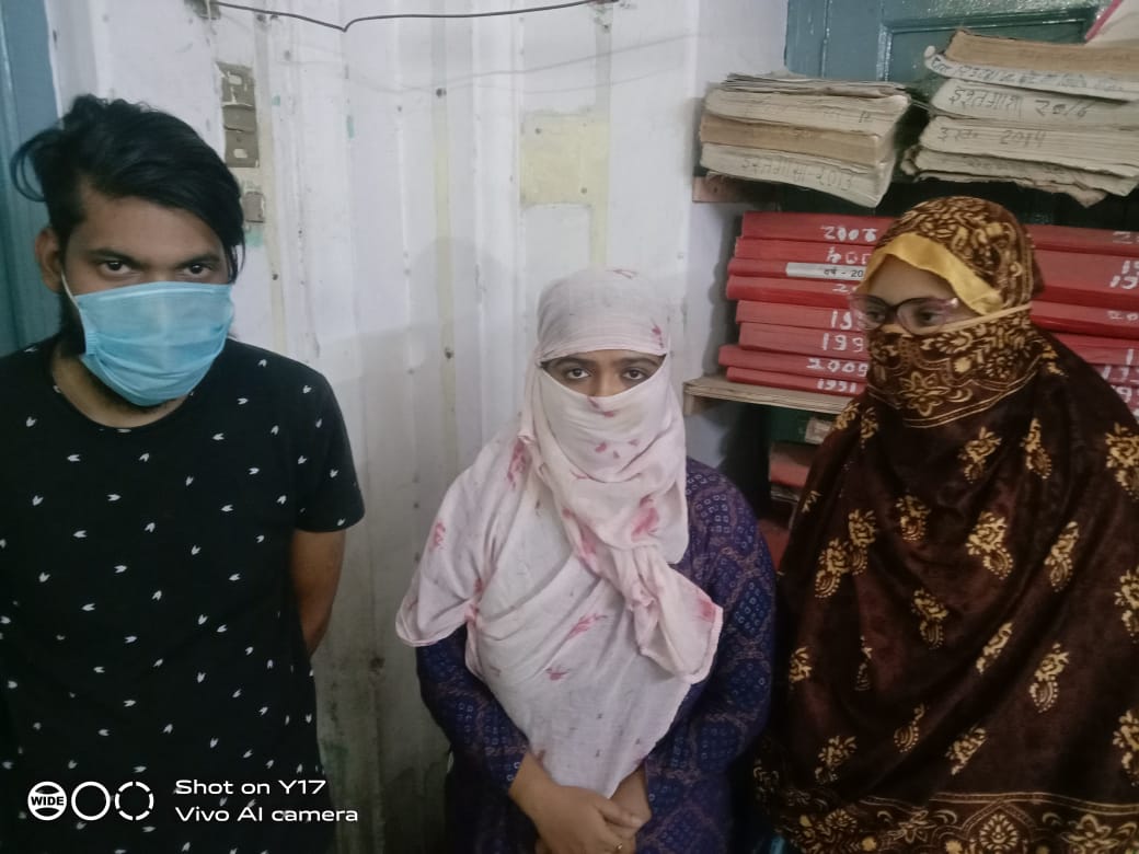 Nurses and middleman who were caught running a Remdesivir black market racket at Charak Government Hospital in Ujjain on Thrusday 

