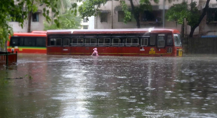Due to Heavy rain Water logging bus stuck at Khar west sv road