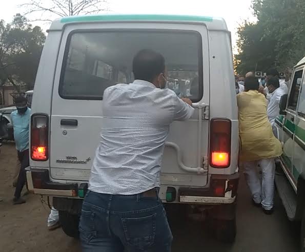 Minister Vijay Shah pushing an ambulance vehicle before flag off in Harsud on Wednesday