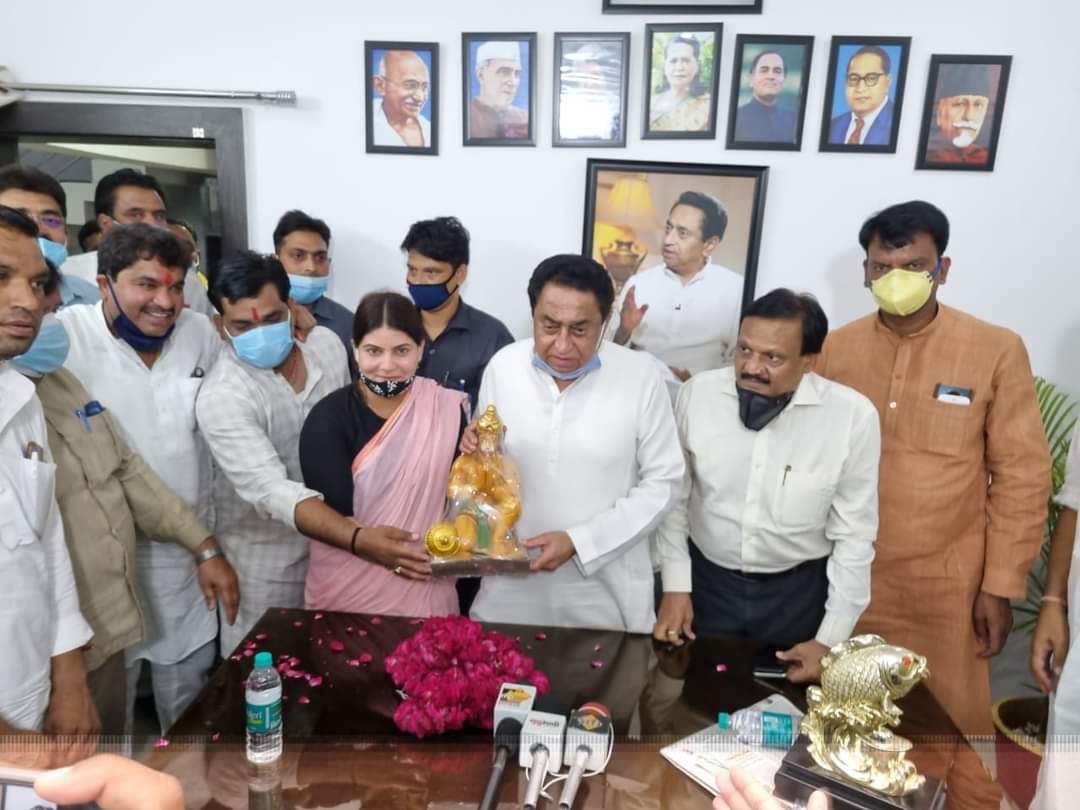 Congress spokesperson Noori Khan presents an idol of Lord Hanuman to ex-CM Kamal Nath when the latter called on her in Ujjain in Saturday