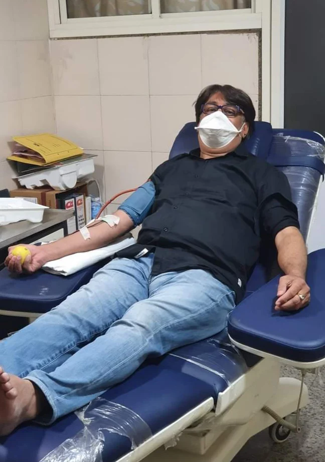 Sunil Mahajan donating plasma
