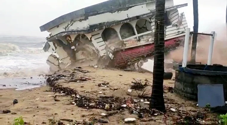 Two-storeyed house collapses due to high tides at sea due to Cyclone 'Tauktae, in Uppala