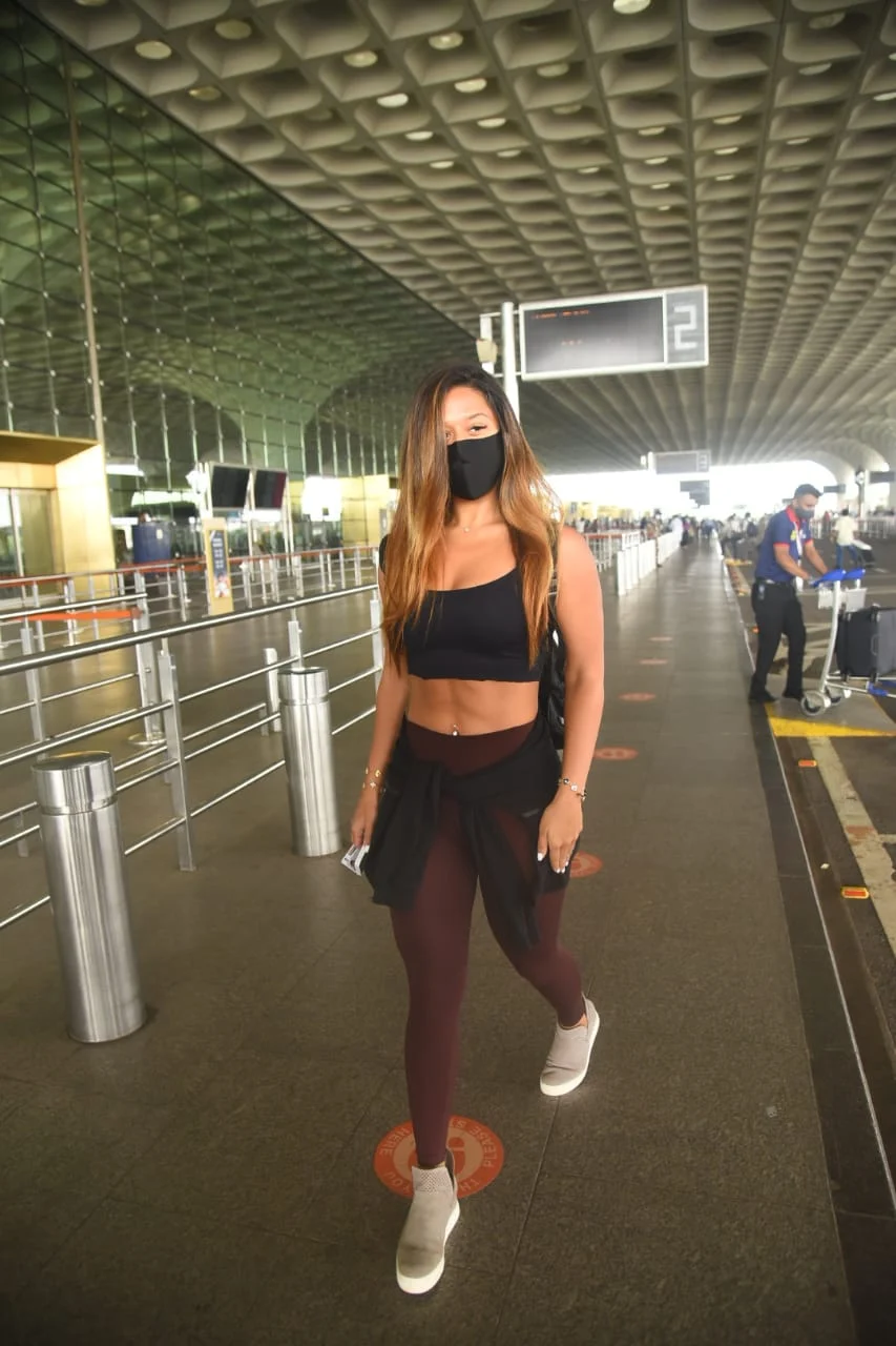 Watch: Jackie Shroff's daughter Krishna raises heat as she flaunts her washboard abs at Mumbai airport