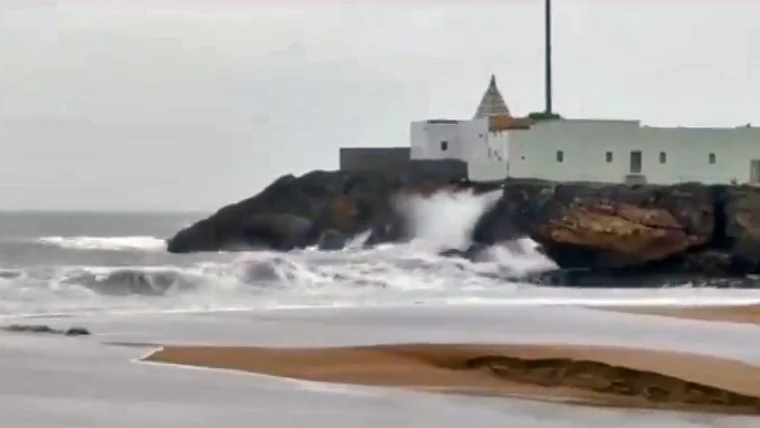 Sea turned rough in wake of Cyclone Tauktae, in Veraval on Monday.
