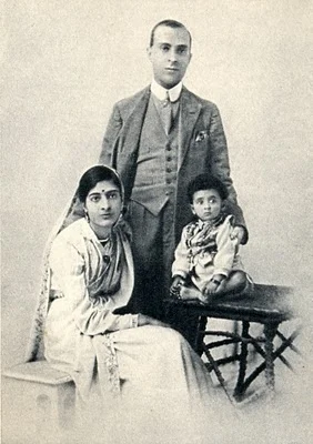 Jawaharlal Nehru with wife-Kamala and daughter- Indira