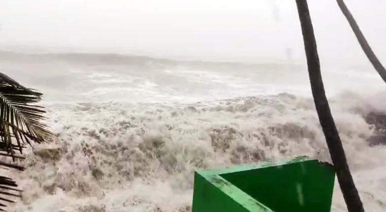 High tides form in the sea due to the formation of cyclone Tauktae, in Thrissur