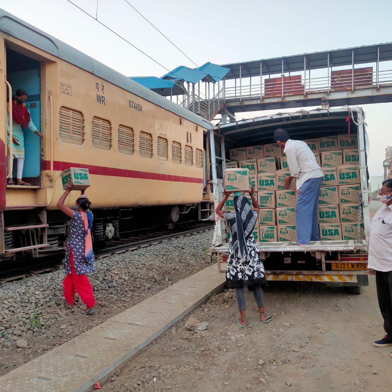 Western Railway keeps the supply chain of essential goods running - Vimarsana News
