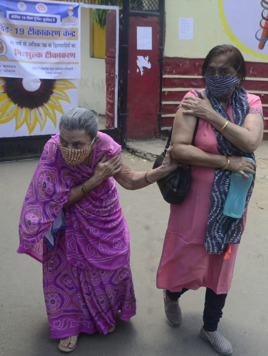 Bhopal: State's vaccination drive moves at a snail's pace, long queues seen outside all corona vaccine centers