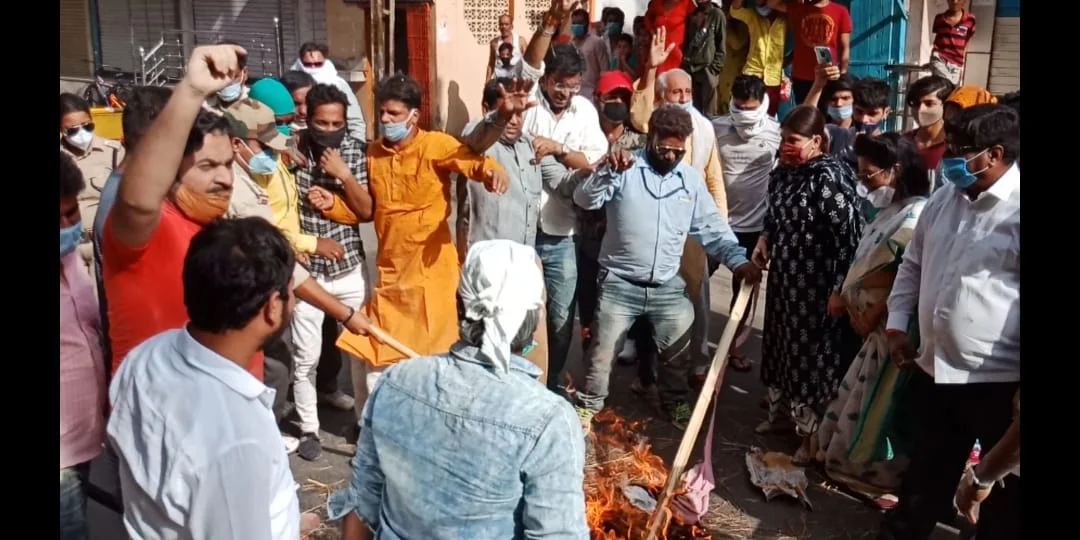 Congress party workers burn CMís effigy at Daultantganj Chouraha in Ujjain on Tuesday.