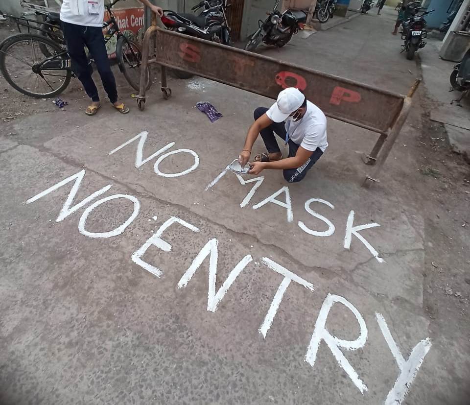 Dhar: Corona warriors spread awareness, write No Mask No Entry on roads with appeal to stay safe