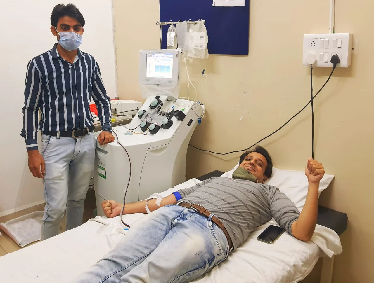 Vijay Agrawal, a resident of Anandeshwar Marg donating plasma