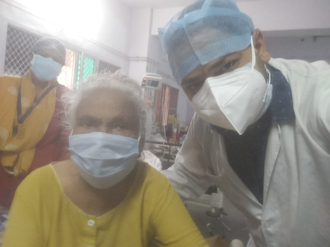 Dhar: 90-year-old woman beats Covid in Kukshi, doctor said her cheerfulness, courage led to speedy recovery