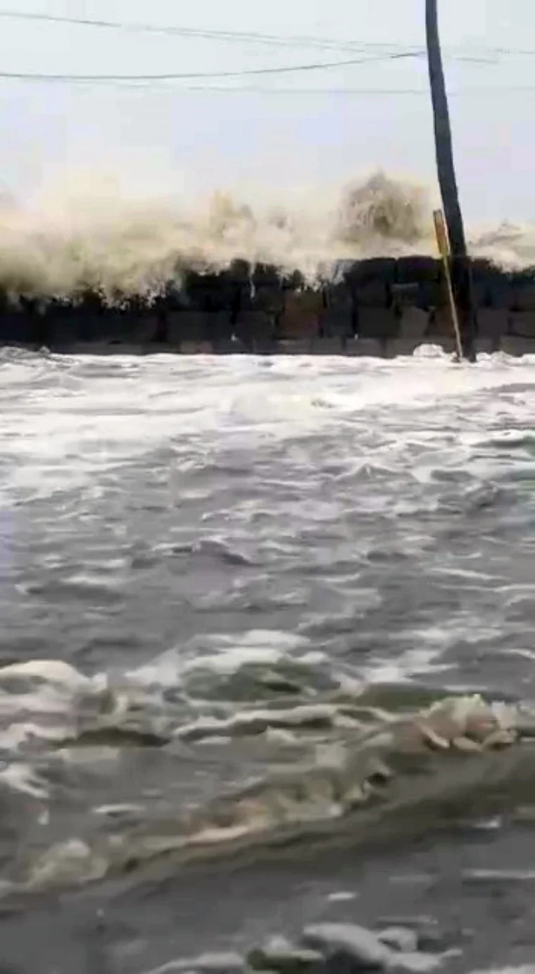 High tides form in the sea due to the formation of cyclone Tauktae, in Thrissur