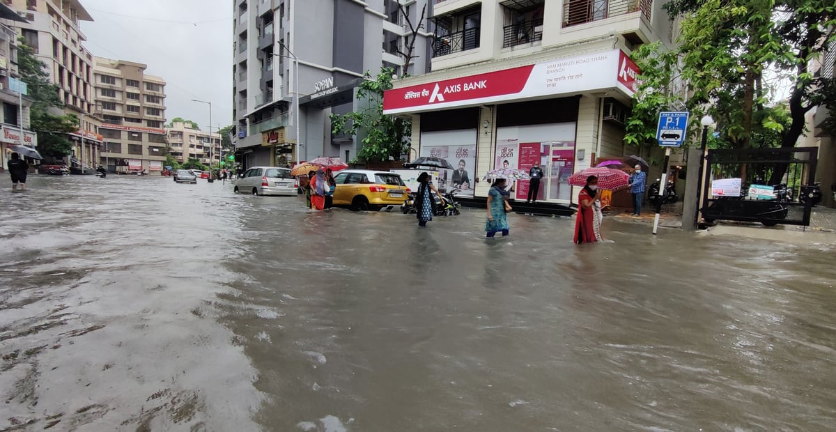 It's Waterworld: Traffic snarls, waterlogging, disruption of rain services on first day of monsoon in Mumbai - Vimarsana News