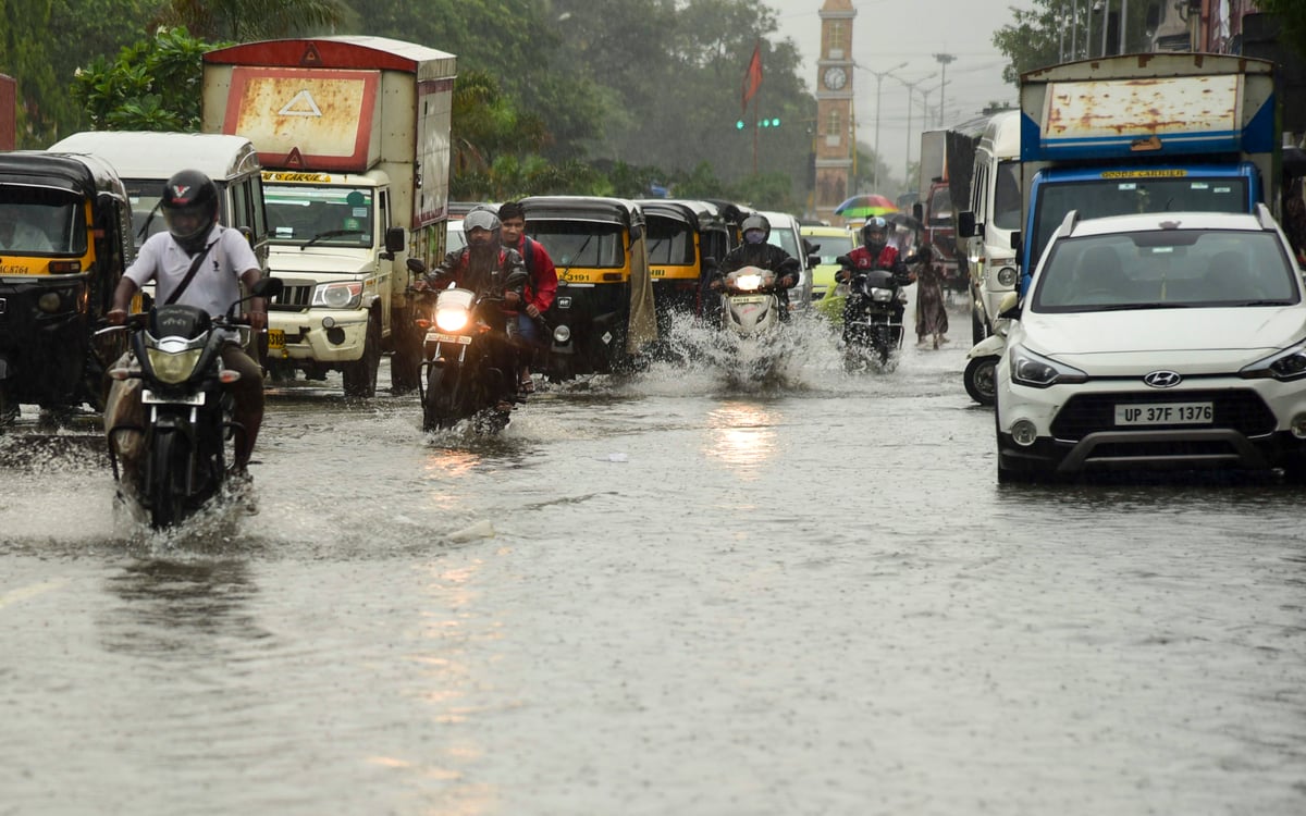 Monsoon sets in: Traffic snarls and diversions hit waterlogged Mumbai - Vimarsana News