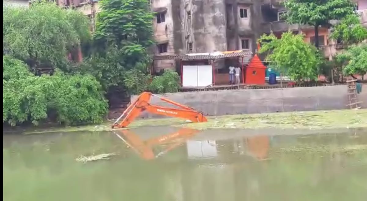 Diva: JCB Poclain submerged inside Diva Lake due to heavy rains - Vimarsana News