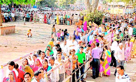 Thousands visit Siddhvat for peace to ancestors’souls
