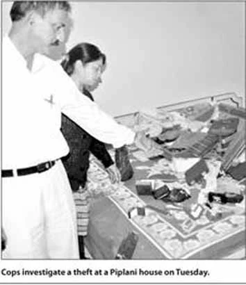 Cash, jewellery worth Rs 10 lakh stolen