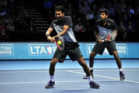 Mahesh Bhupathi (L) returns as his partner Rohan Bopanna (R) watches against Britain’s Jonathan Marray and Denmark’s Frederik Nielsen