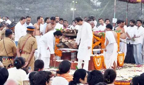 UNITED IN GRIEF: Amidst the chanting of holy mantras, Uddhav led Raj by his hand