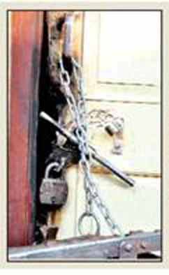 Miscreants burn door of empty house, fail to commit theft