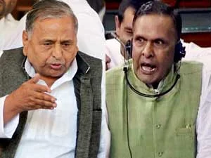 Miffed Mulayam turns LK admirer