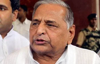 Mulayam praises Advani, tells son to put house in order