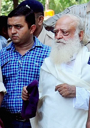 Asaram gets hostile reception in court