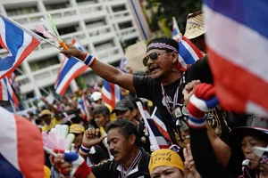 Thai protesters continue to besiege government offices