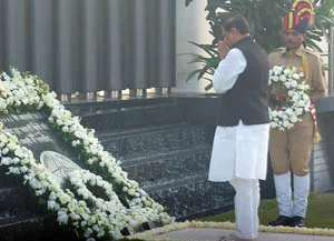 Chief Minister Prithviraj Chavan pays his respects while (below) relatives pay homage to the martyrs and victims at a memorial at Police Gymkhana