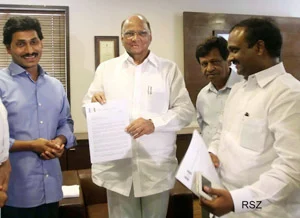 Jagan seeks Pawar support against bifurcation of AP
