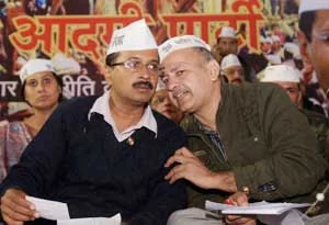 Arvind Kejriwal with party leader Manish Sishodia during the party’s victory rally at Jantar Mantar in New Delhi.