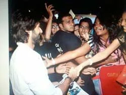 Shahid Kapoor’s bouncer ‘molests his fan’
