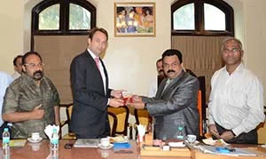 Consulate general of Netherlands, Jeffery Von Leewen, met Mayor Sunil Prabhu at BMC head office on Tuesday, where he gave him the gold-plated memento