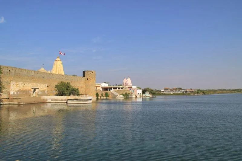 Narayan Sarovar<br />Picture credits: www.gujarattourism.com