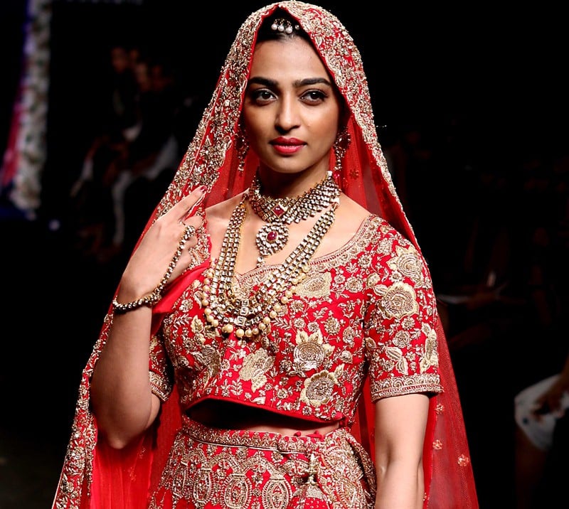 Indian Bollywood actress Radhika Apte showcases a creation by designer Saroj Jalan at Lakme Fashion Week (LFW) Winter/Festive 2016 in Mumbai on late August 28, 2016.




 



 / AFP PHOTO / SUJIT JAISWAL